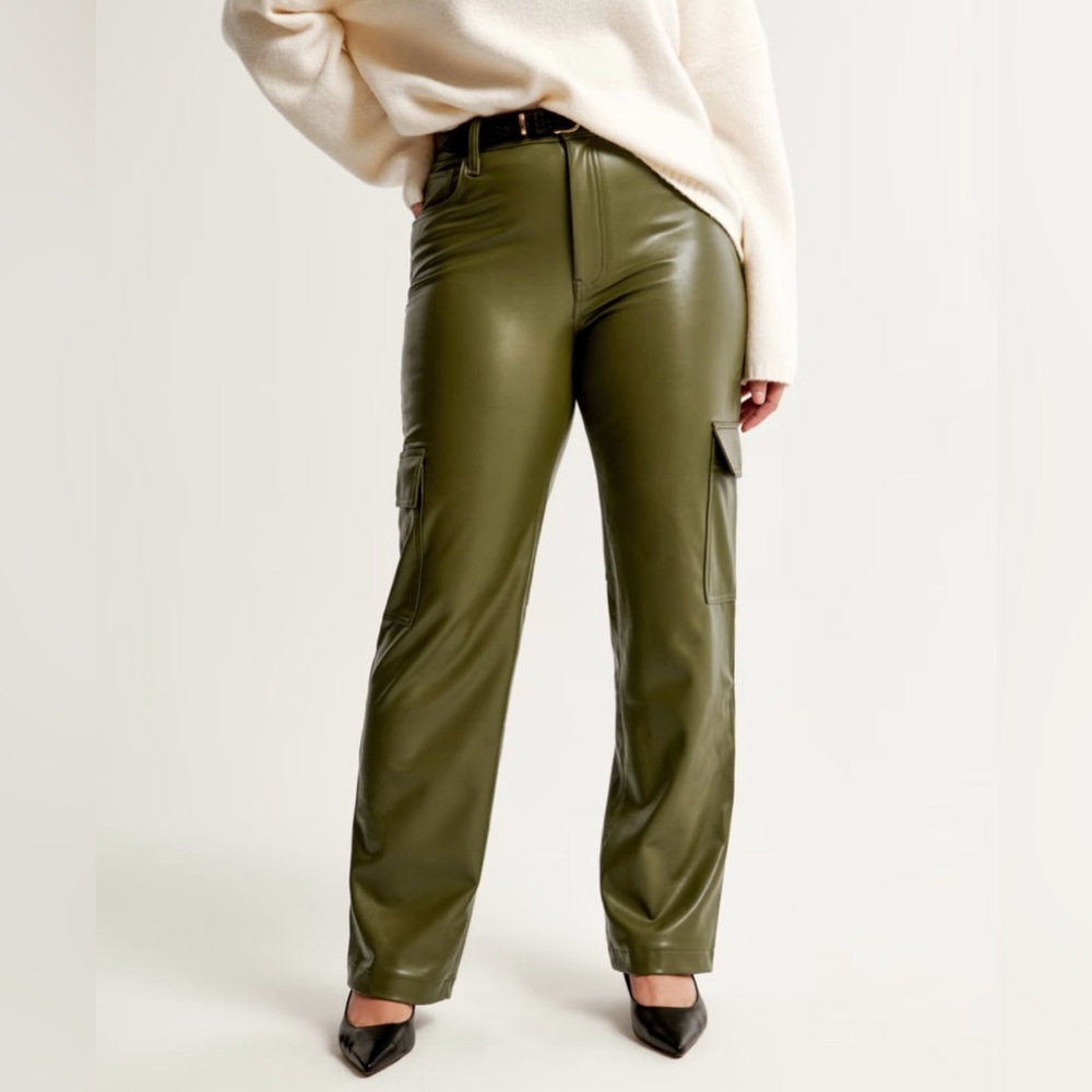 Abercrombie & Fitch - Curve Love Vegan Leather Cargo 90s Relaxed Pant